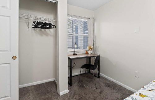 New Seasonal Comfort near USC and Riverwalk Trails - Foto 31