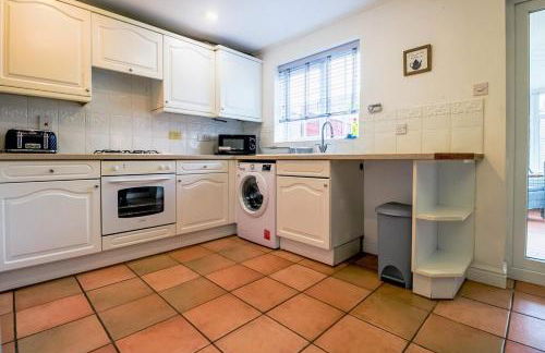 Grange House - Sleeps 6 - Driveway parking, Self-Check-In, Fast Wifi and Sky TV by Yoko Property - Photo 15