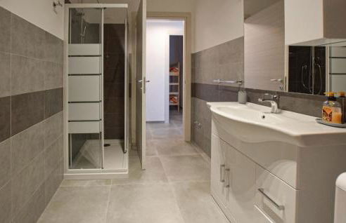 Awesome Apartment In Terre Roveresche - Foto 32