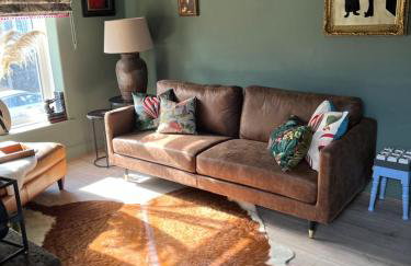 CWTCH COTTAGE Llantrisant 2 bed home - sleeps 4 - Foto 1