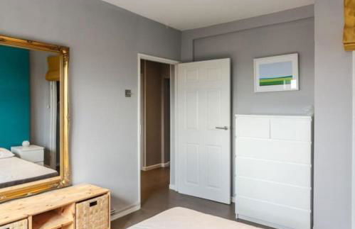 Top Floor 1 Bedroom Apartment with views over London - Photo 3