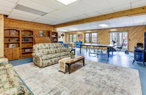 Spacious Log Home with 13 Acres, Ponds and Fire Pit! - Foto 25