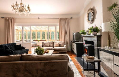 Downwood Vineyard Manor House in Idyllic Countryside - Photo 10