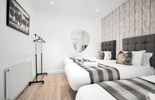 Stylish Five Bedroom House - Parking - Terrace - Fast Wi-Fi 974P - Foto 28