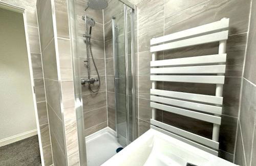 Open Mind Property - 6 Luxury Bedrooms with Free Parking - Photo 20