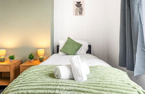 Comfortable 4 Bed Home - Free Parking & Fast WiFi - Foto 25