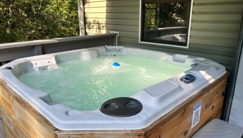 Large Hillside Retreat with Pool and Hot Tub - Foto 3