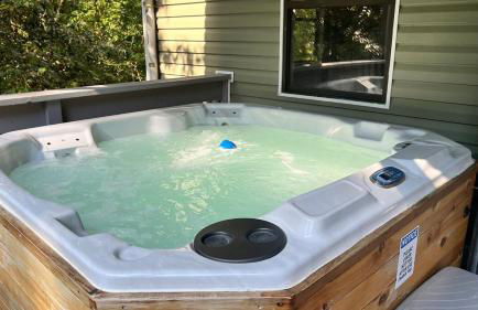 Large Hillside Retreat with Pool and Hot Tub - Foto 3