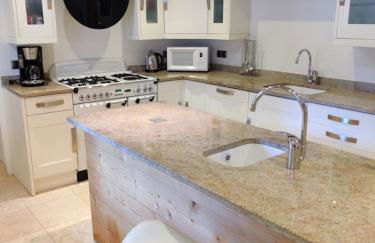 Spacious Ski Chalet In Traditional French Village, sleeps 8, Four Star with fibre broadband - Photo 11