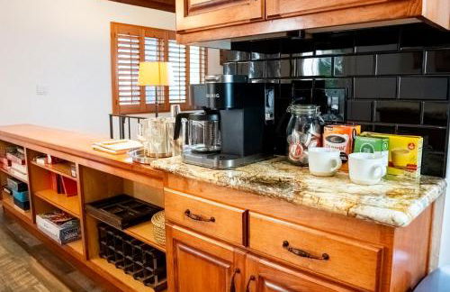 The Mighty Pines Retreat + Large Patio + BBQ+View! - Foto 12