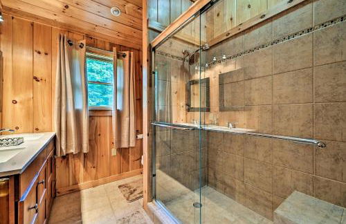 Private Chester Home with Deck, Mins to Skiing! - Photo 19