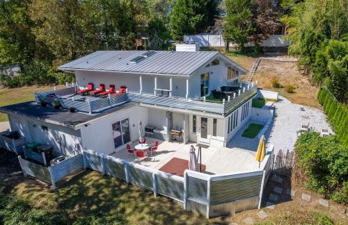 Upscale Modern Home with perfect triad location - Photo 2