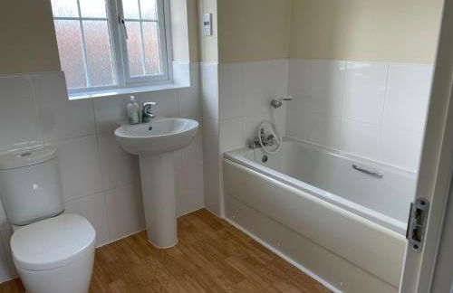 Stunning Large Detached Gloucester, 4 beds, 3 bedroom, 2 bathroom property, Nr Chelt, The Docks and Quays sleeps 6 - Photo 48