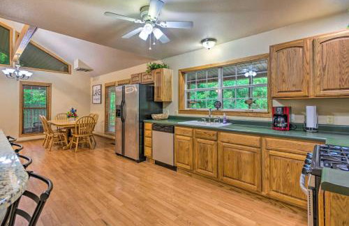 Deck and Fire Pit Lakefront Hideaway in Scranton! - Foto 9