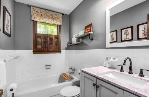 Cozy Lake House with Fireplace, Views, Close to Skiing! - Foto 17