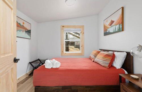 Lazy Lake 3BR Cabin w/ Mtn Views + Hot Tub +Wi-Fi - Foto 9