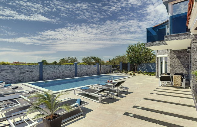 Modern Villa With Private Pool Consisting of 2 Apartments Near the Beach - Photo 21