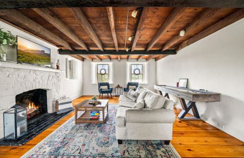 Downingtown Manor - 1900s Farmhouse with Creek Views - Foto 6