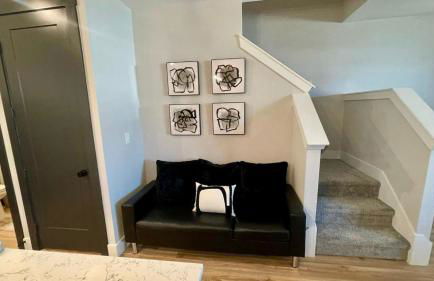 Loop, New Luxurious Large 3BR House, Sleeps 11 with Free Parking - Photo 15