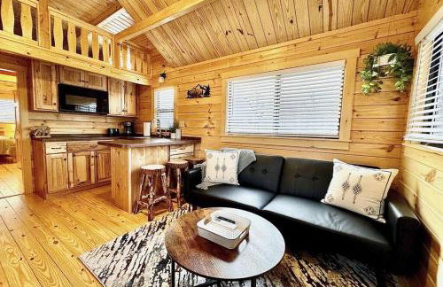 Charming Log Cabin with Loft on Lake James- Private Resort Amenities - Foto 1