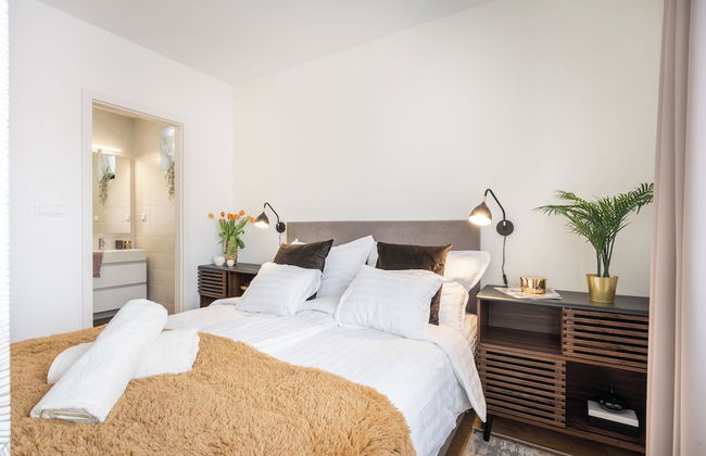 The Rose Garden Apartments - Photo 2