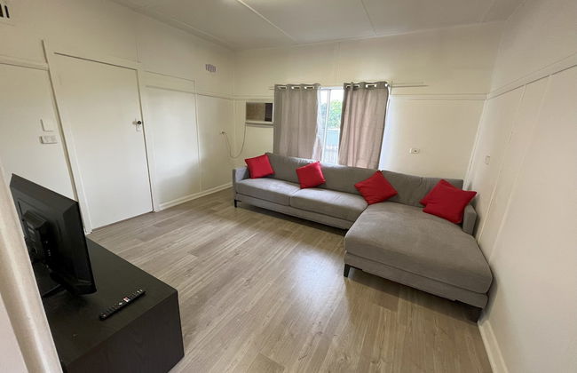 Pet Friendly 2 Bedroom Cottage with Yard - Photo 10