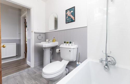 Whole 3 Bedroom House - 2 Free Parking - Photo 16