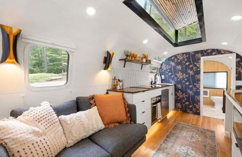 Luxury Airstream w hot tub, king bed, & grill - Foto 6