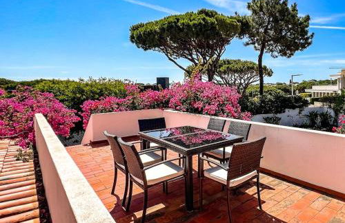 Traditional 3 bedroom villa with great pool in the heart of Vale do Lobo - Photo 41