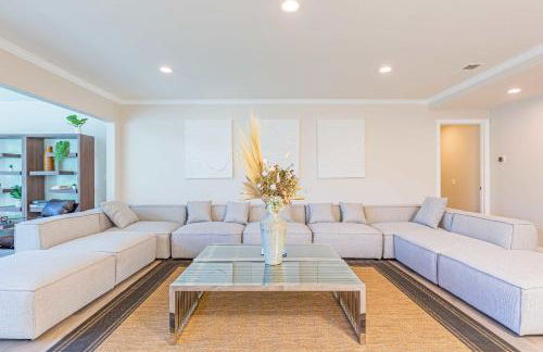 Luxury Pool Home in Glendora Foothills Retreat - Photo 2