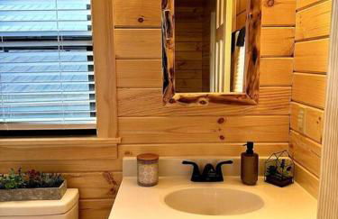 1 Bedroom Log Cabin on Lake James-Private Resort Amenities - Foto 8