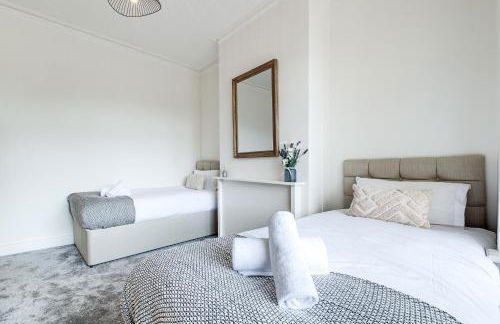 Solace Nights - Large Modern House - 4 Bedrooms - Near M6 & Spaghetti Junction - Fast WiFi - Netflix - Photo 32