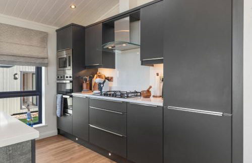 Hiraeth - Luxury Lodge with Hot Tub, Close to Beach - Photo 14