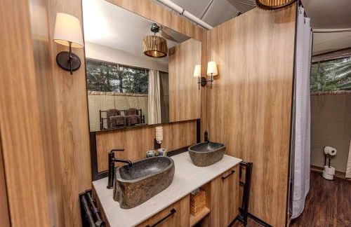 Secluded Glamping Tree Tent with Outdoor Soaking Tub & Private Pizza Oven Near Waterfalls, Zirconia, NC - Foto 13