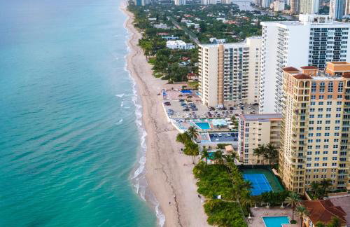 Walk to the beach, Studio, with Pool and FREE Parking - Foto 7