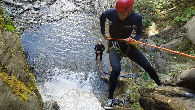 Descente en rappel des cascades du canyon