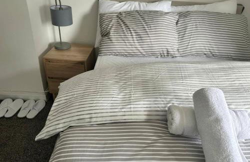 Cosy 3-Bed Retreat - Garden Parking & Bbq - Foto 10