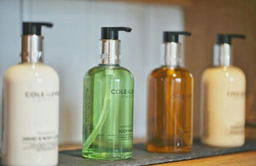 FLORA Luxury Retreat, Private Garden, Views & Hot Tub - Photo 13