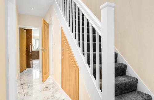 Four Bed House - Sleeps 7 - Garden - Parking - Smart TV 6COK - Photo 18