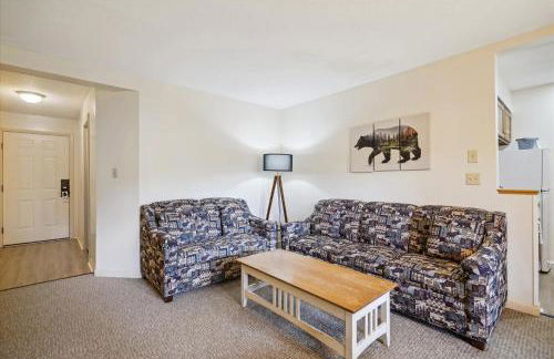 Cedarbrook Two Queen Bed Standard Hotel Room with outdoor heated pool 102 - Foto 8