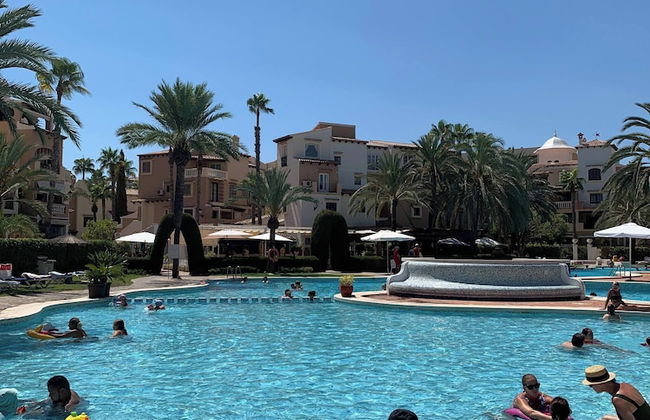 Comfortable Spacious Family House, Large Terrace and Garden, Beach and Bars - Foto 13