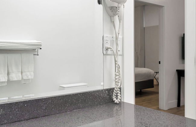 Charming 1BR Lakeside - Photo 28