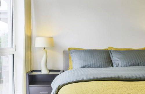 Elegant 2-Bedroom Apartment with Balcony - Foto 20