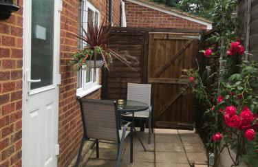 Studio-2 Staines,Heathrow, London-own entrance - Foto 1