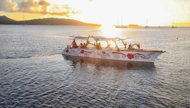 Atardecer romántico en un barco en Bora Bora