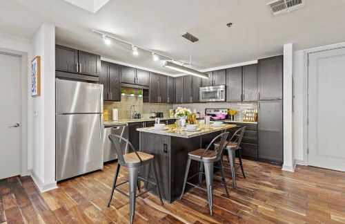 Beautiful Apt in Downtown W/ Pool | Parking - Foto 19