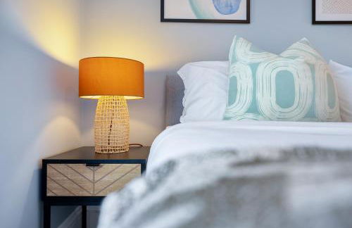 LONG TERM STAY SPECIAL OFFER AVAILABLE! 5-Bedroom Spacious, Stunning Design, Sociable Areas & Cosy House Near South Downs Park, Sleeps 11 with GAMES Room, PRIVATE PARKING and GARDEN - by Blue Puffin Stays - Foto 45