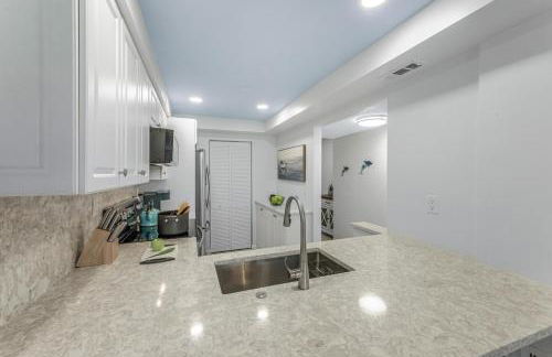 Walkout condo with beach access, pool and pickleball - Foto 14