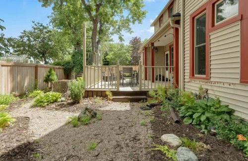 City Oasis Awaits Cozy DT Home With Hot Tub Vikings - Foto 23