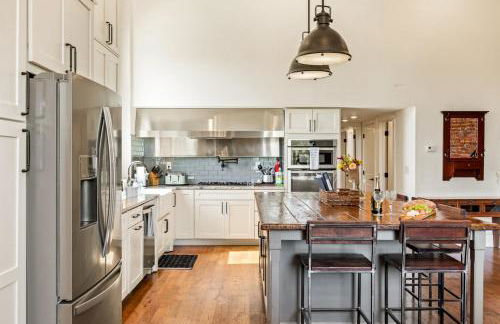 Modern 3BR Condo Walk to Downtown and UT with Parking - Foto 17